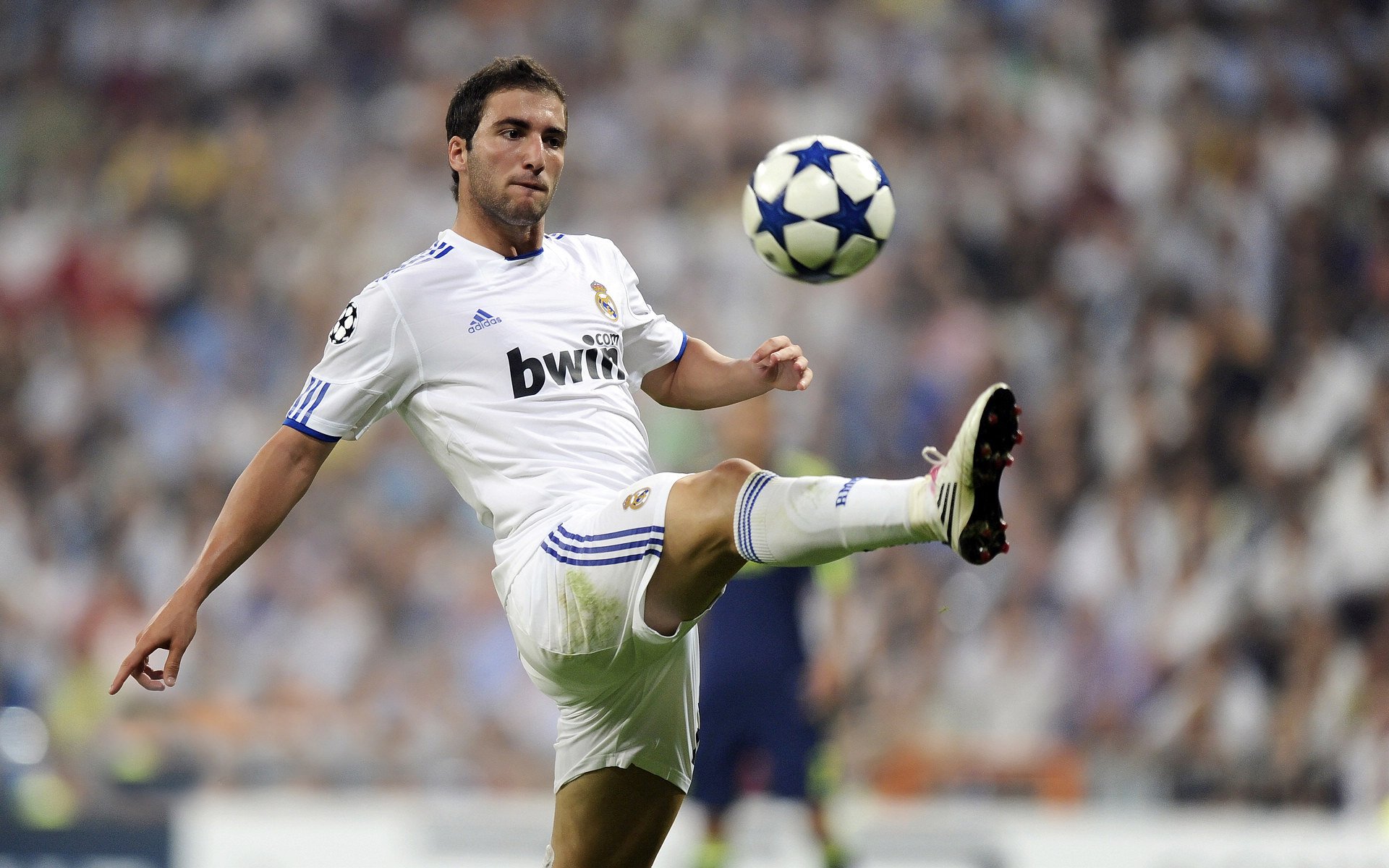 爱游戏电竞官网-欧洲杯倒数第四秒的传球：精彩托盘让人屏息，欧洲杯传奇